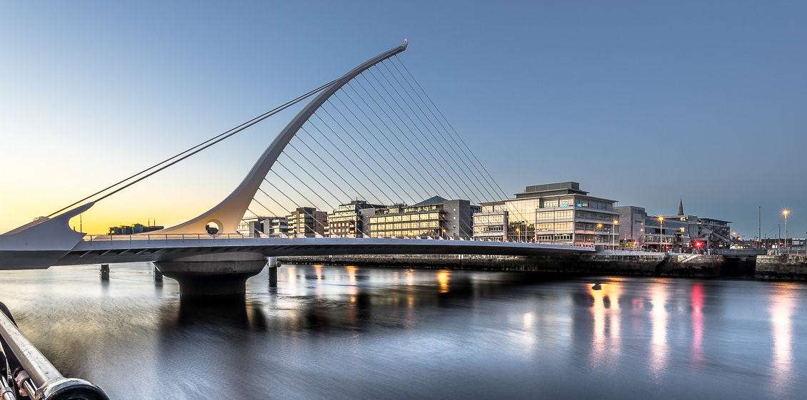 Samuel_Beckett_Bridge_At_Sunset_Dublin_Ireland_(97037639)_(cropped)